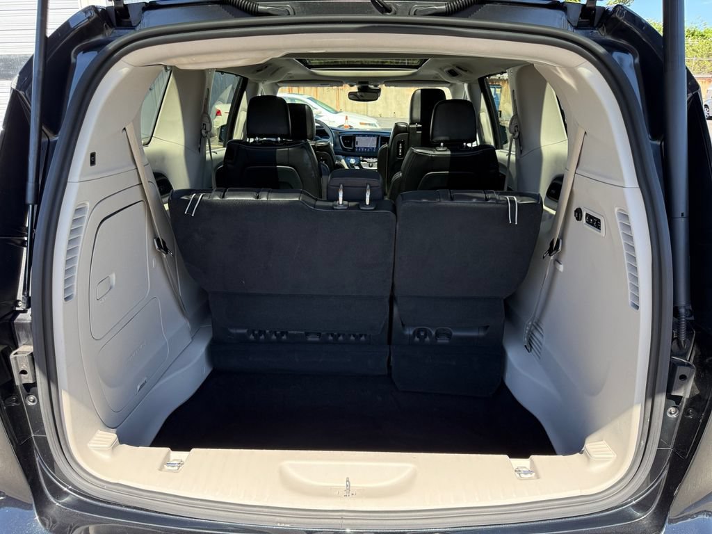 Used 2018 Chrysler Pacifica Limited w/ Tire & Wheel Group FWD image 29