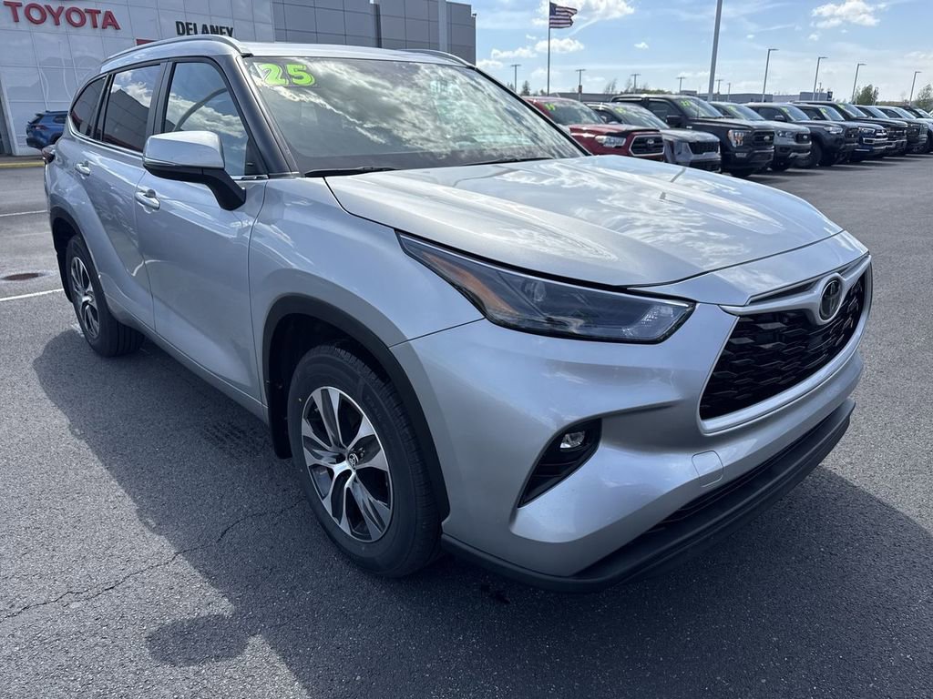 Used 2025 Toyota Highlander XLE AWD/4WD image 2
