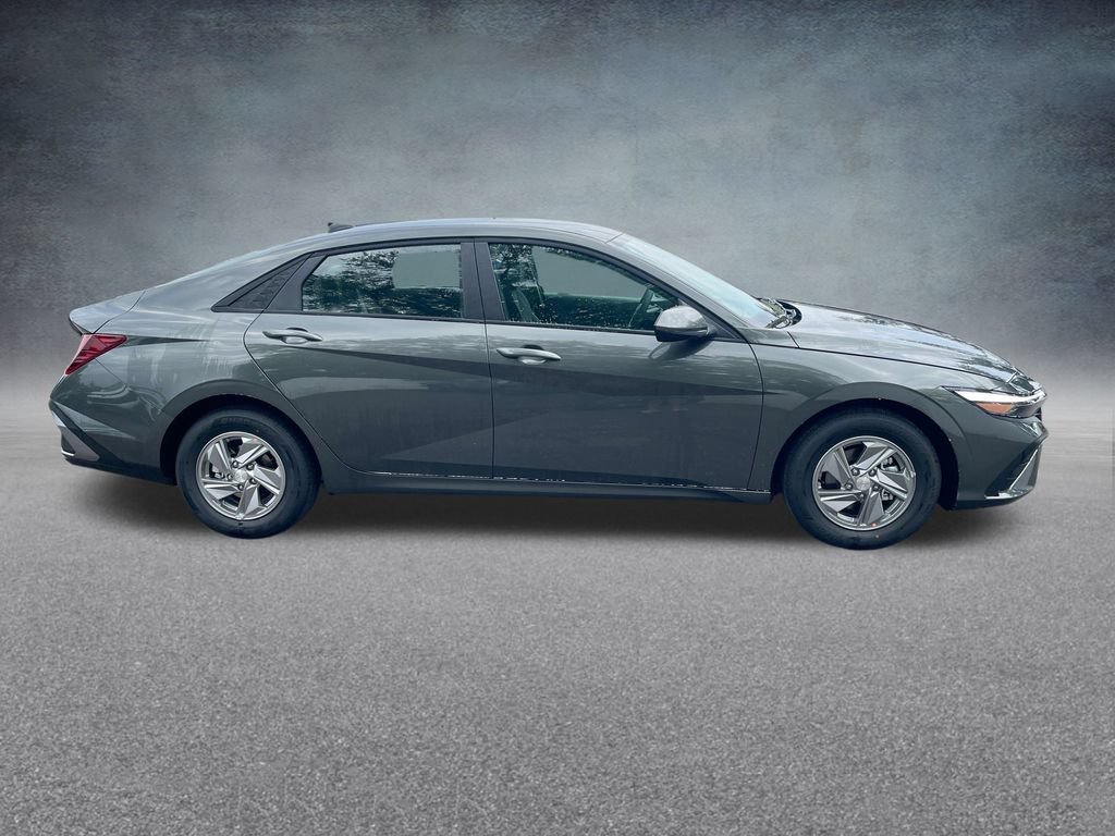 Used 2025 Hyundai Elantra SE FWD image 34