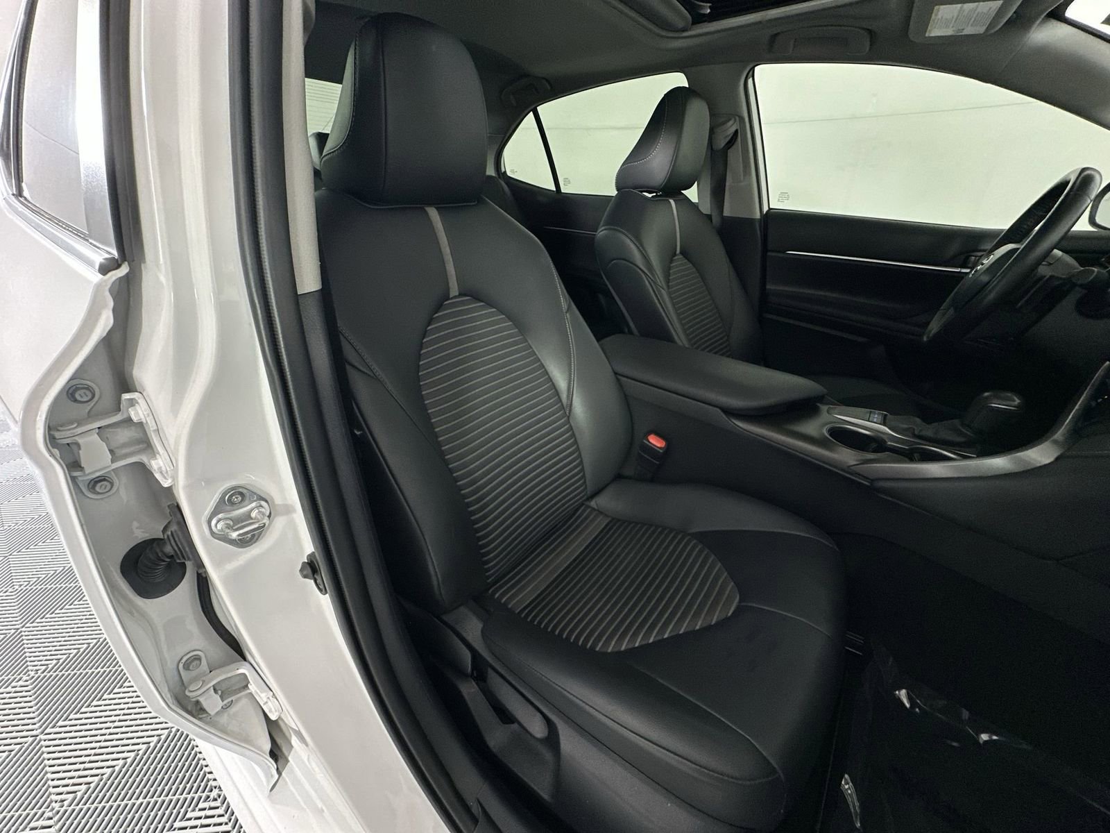 Used 2024 Toyota Camry SE w/ Convenience Package FWD image 27