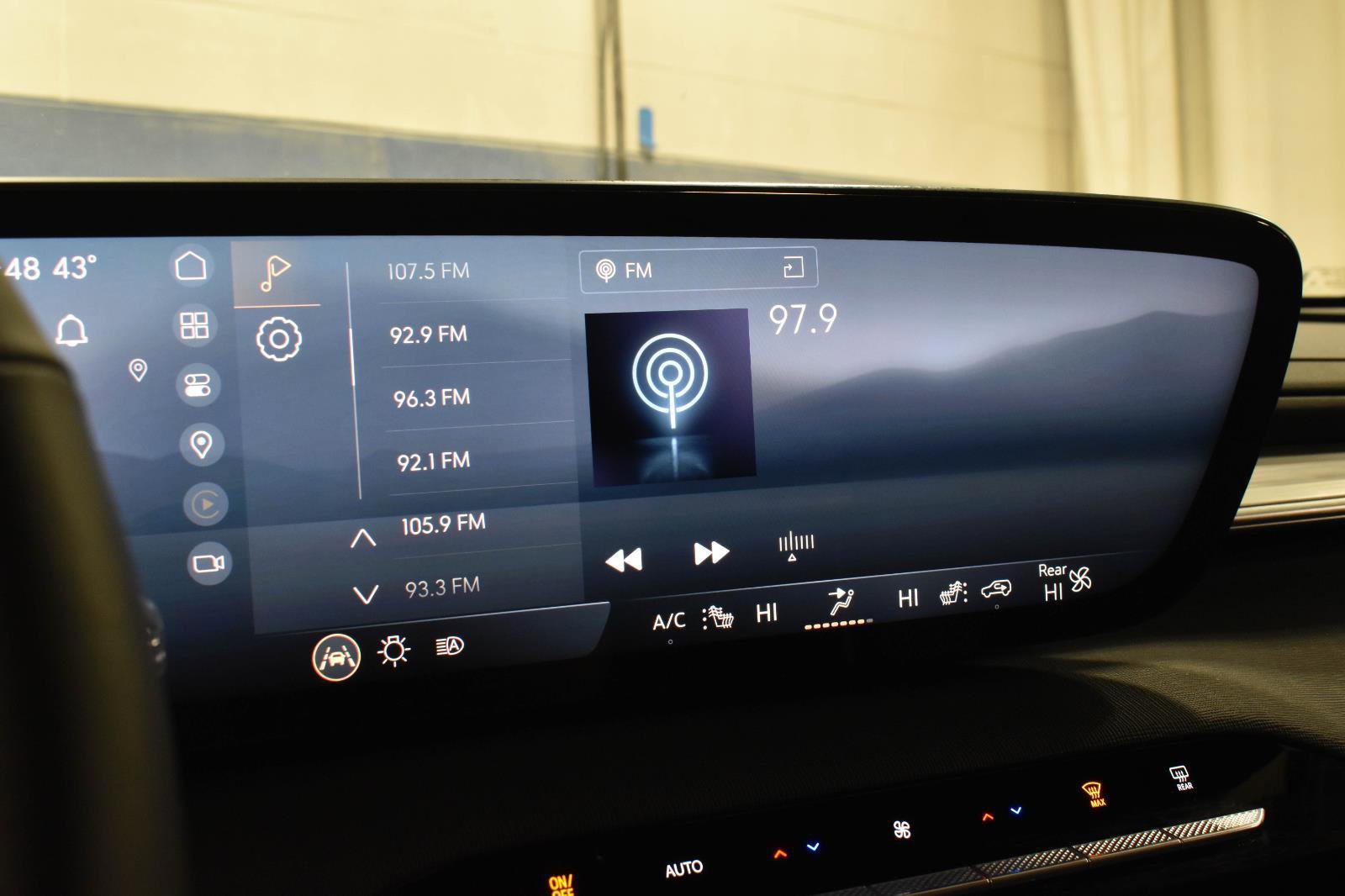 Used 2025 Buick Enclave Preferred image 17