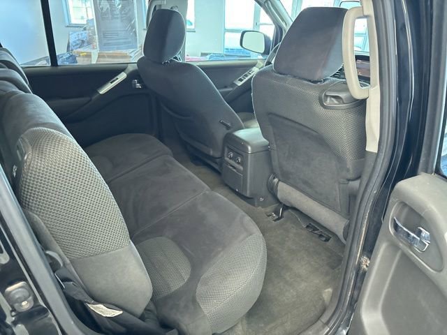 Used 2010 Nissan Pathfinder SE image 24