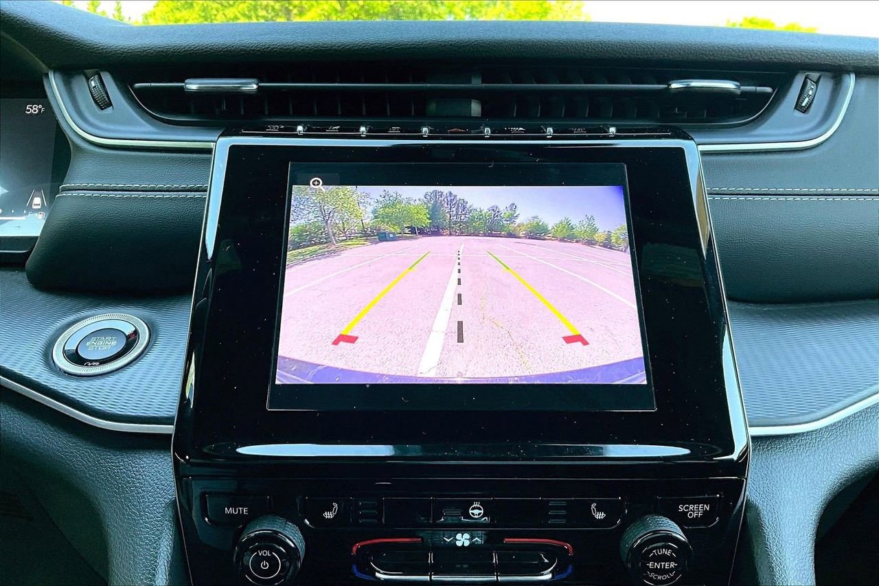 Used 2023 Jeep Grand Cherokee Altitude AWD/4WD image 13