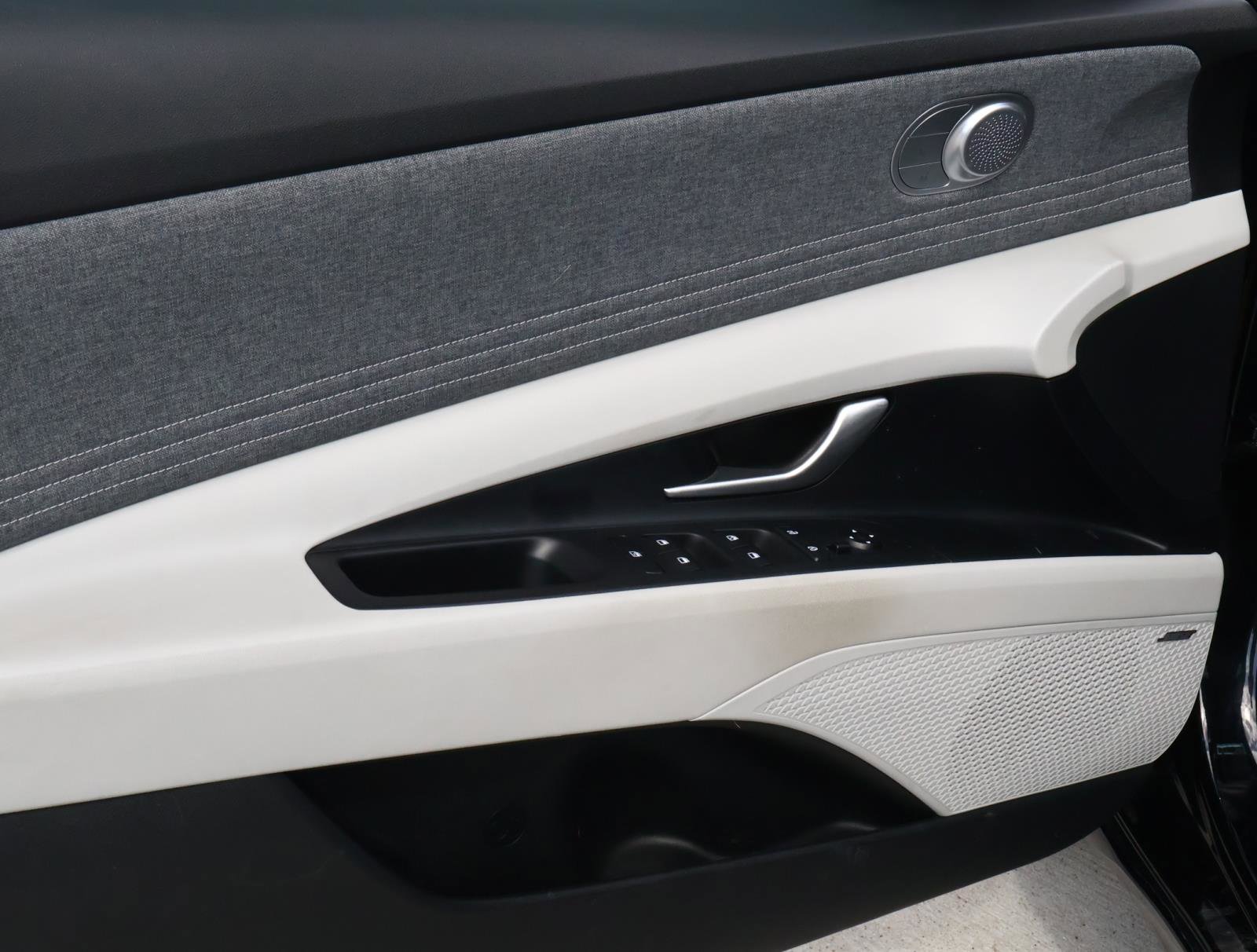 Used 2023 Hyundai Elantra Limited FWD image 10