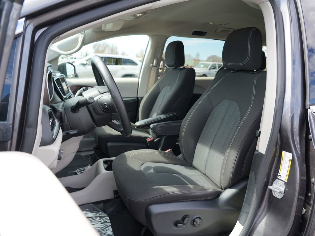 Used 2020 Chrysler Voyager LX FWD image 12