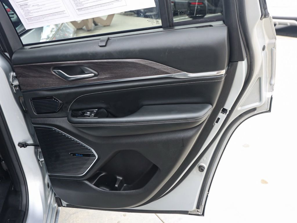 Used 2024 Jeep Grand Cherokee Overland w/ Luxury Tech Group IV image 18