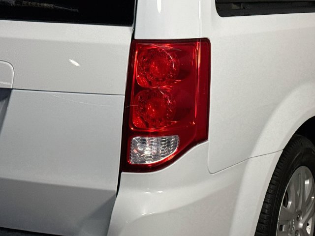 Used 2018 Dodge Grand Caravan SE w/ UConnect Hands-Free Group FWD image 31
