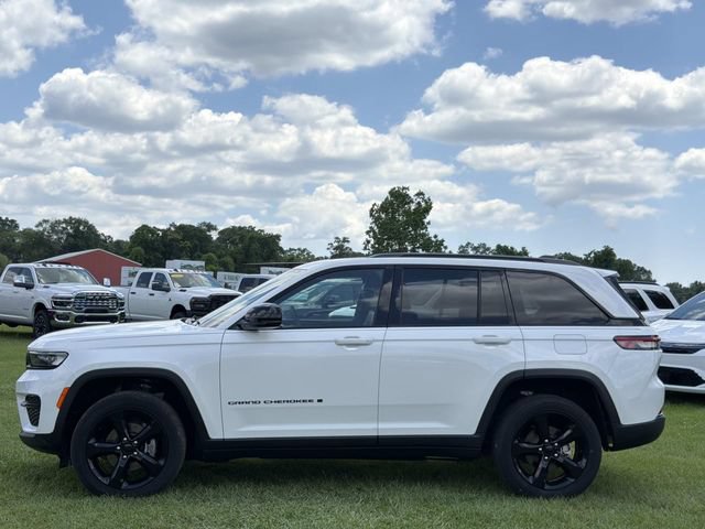 Used 2023 Jeep Grand Cherokee Altitude AWD/4WD image 11