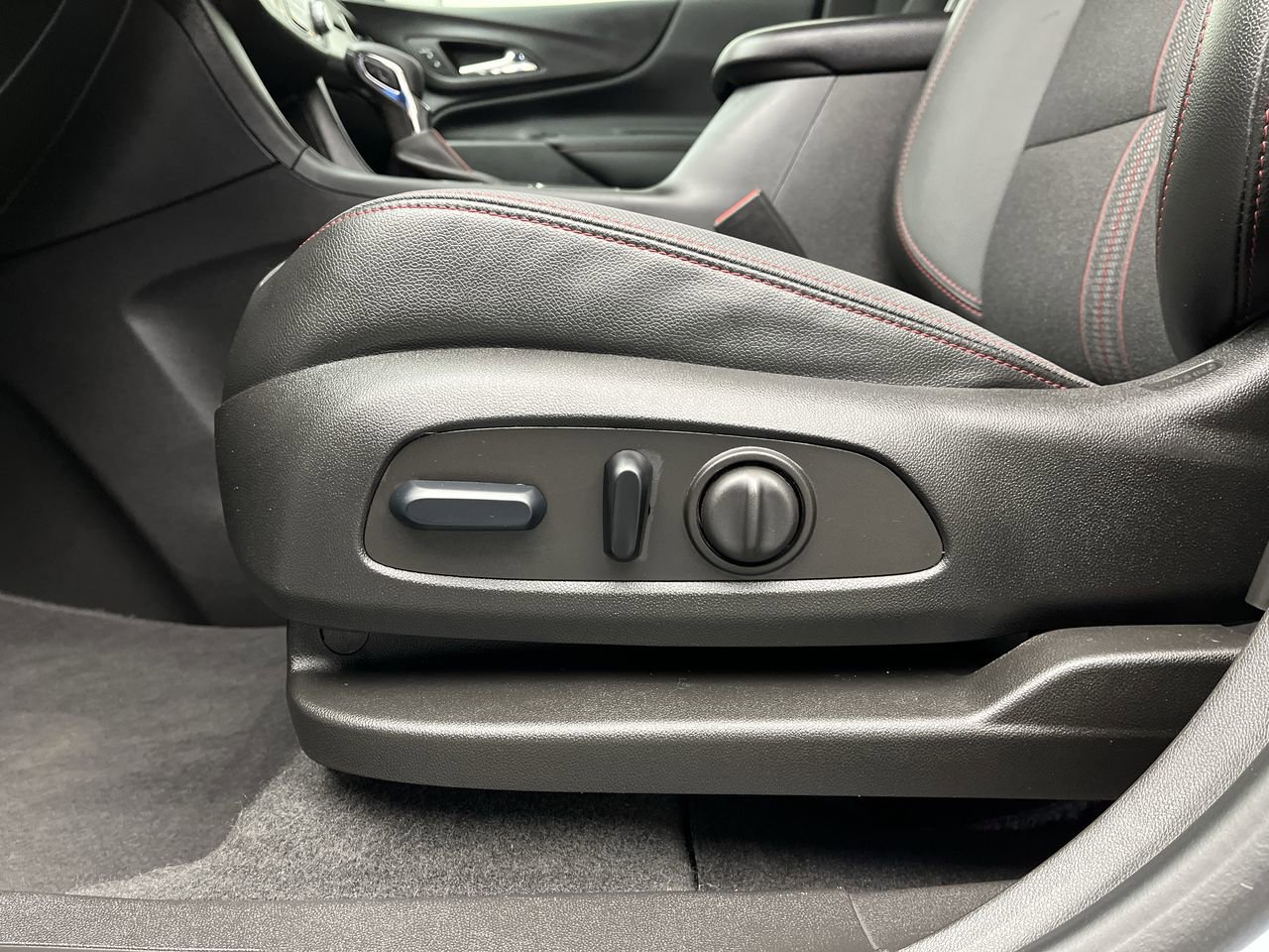 Certified 2024 Chevrolet Equinox RS AWD/4WD image 10