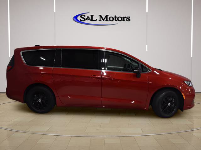 Used 2024 Chrysler Pacifica Touring-L FWD image 7