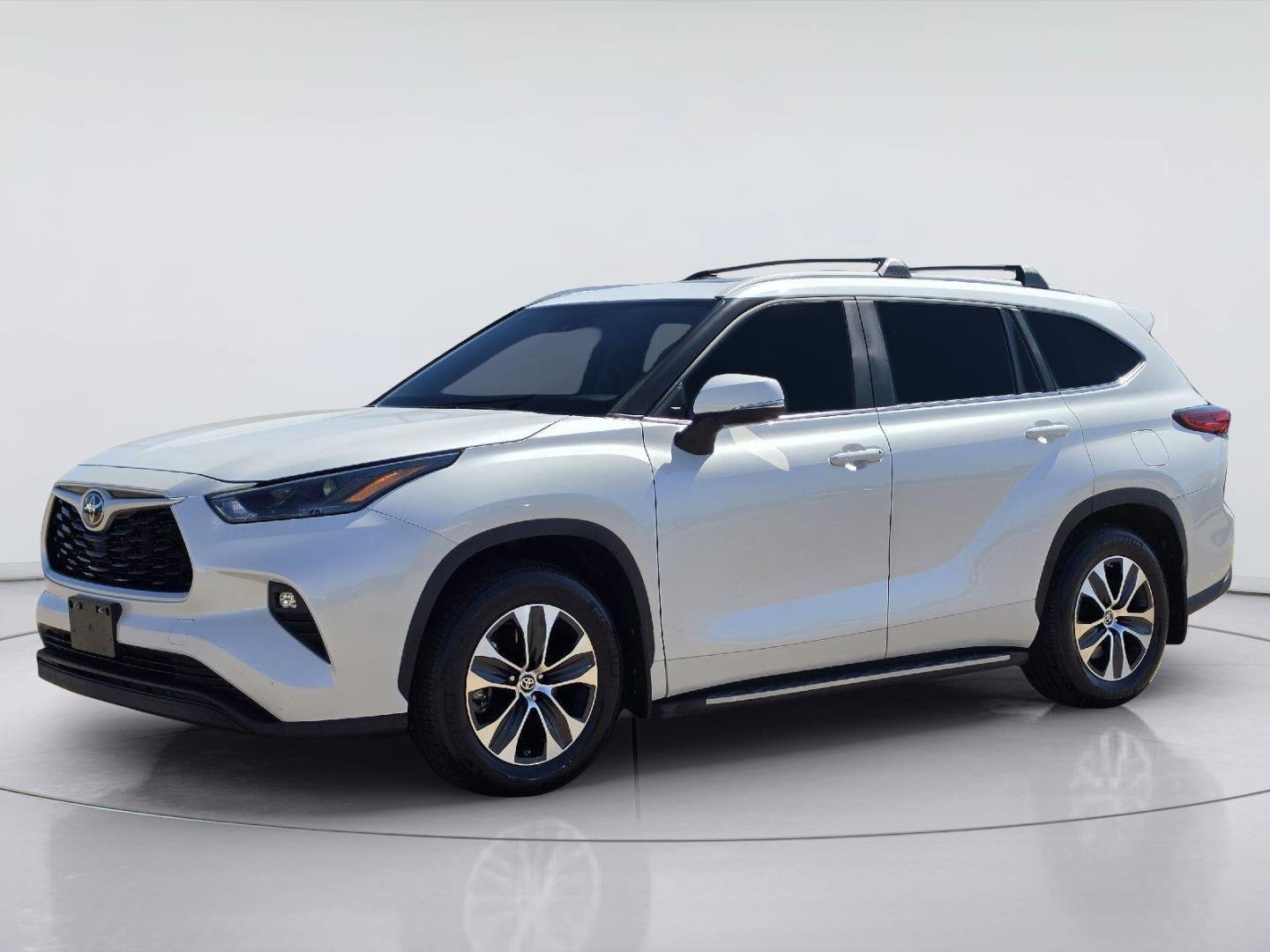 Used 2023 Toyota Highlander XLE FWD image 1