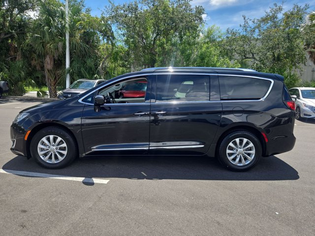 Used 2018 Chrysler Pacifica Touring-L FWD image 9