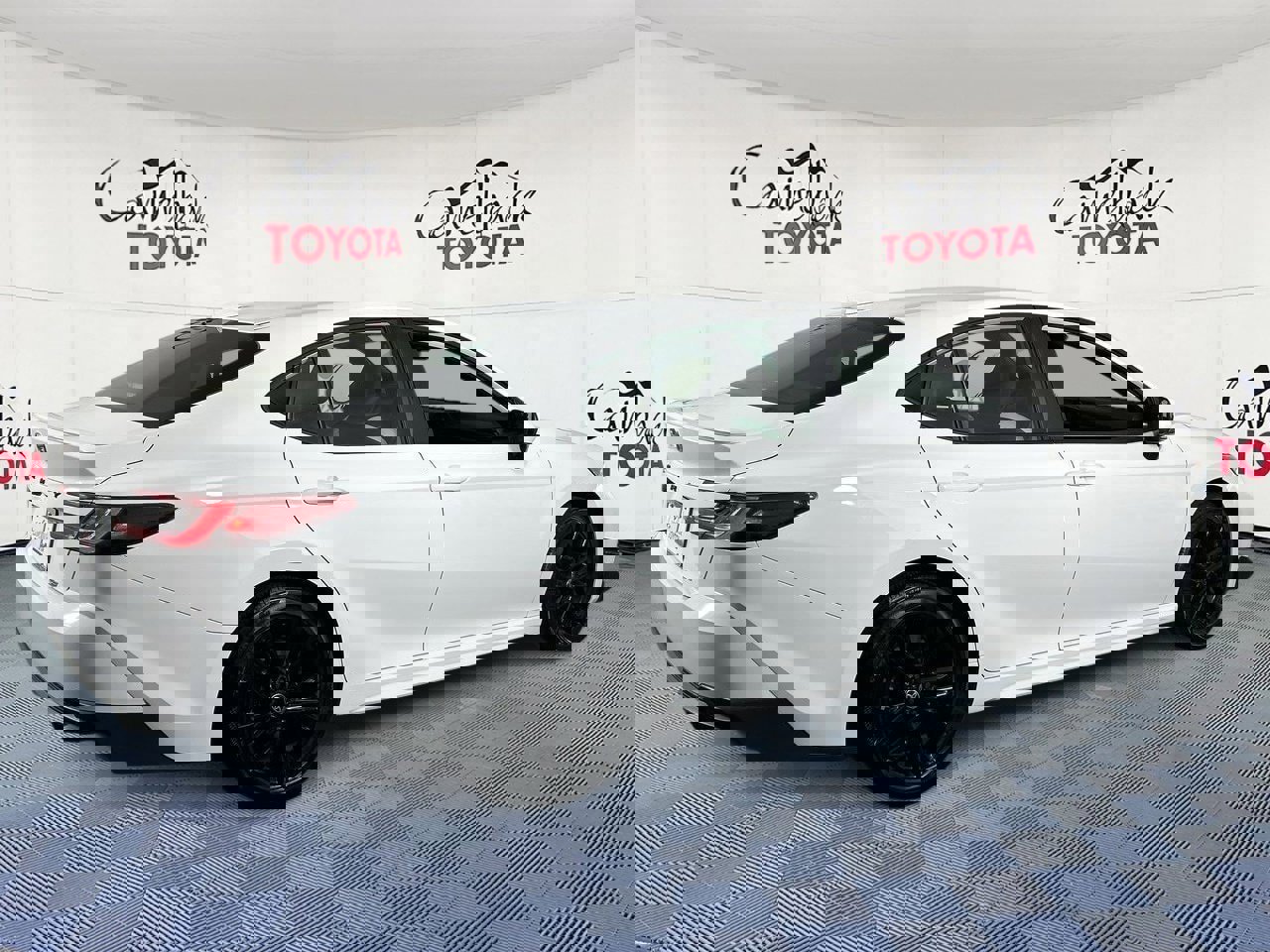 Used 2025 Toyota Camry SE image 7