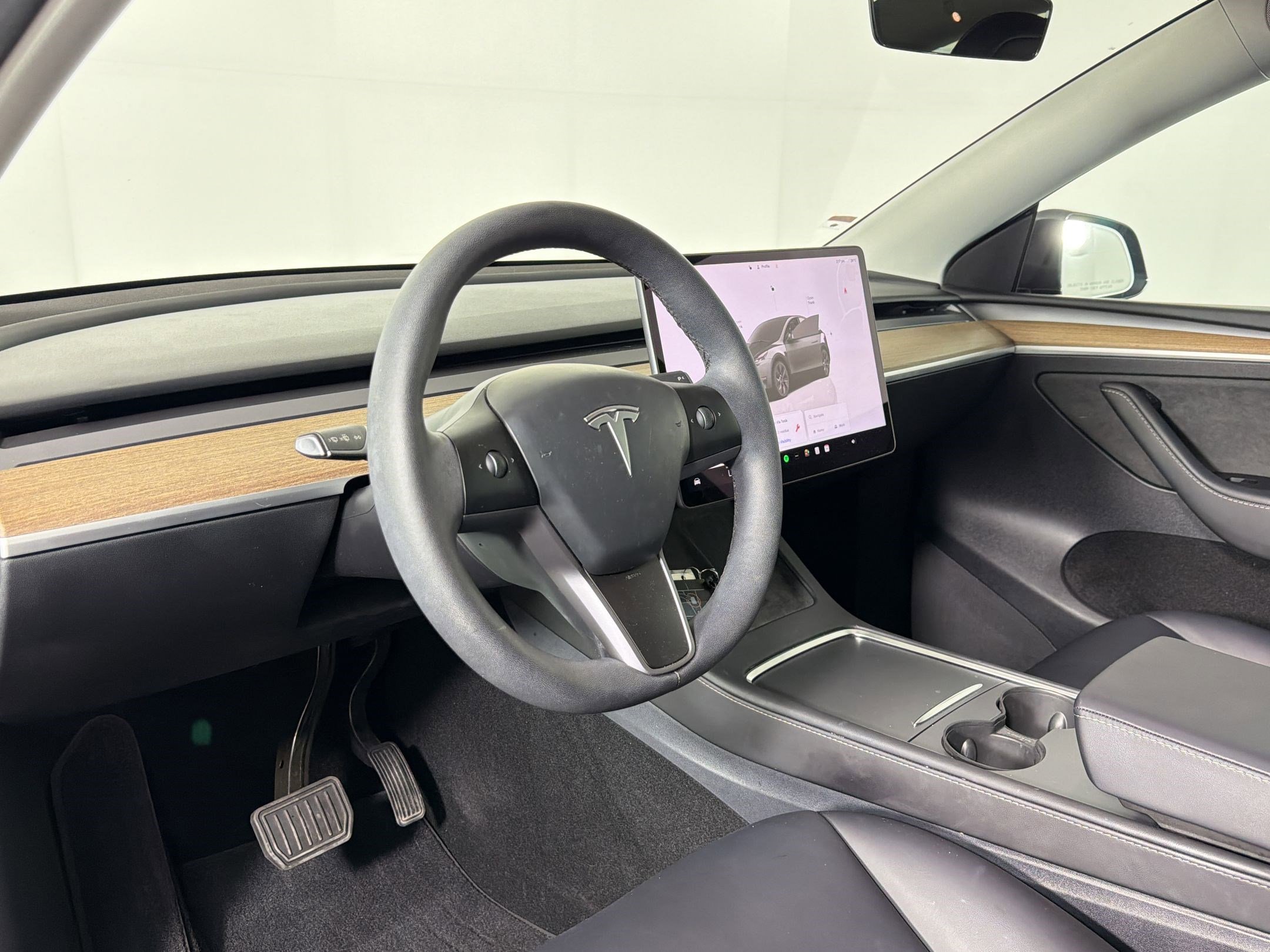 Used 2025 Tesla Model Y Long Range AWD/4WD image 3