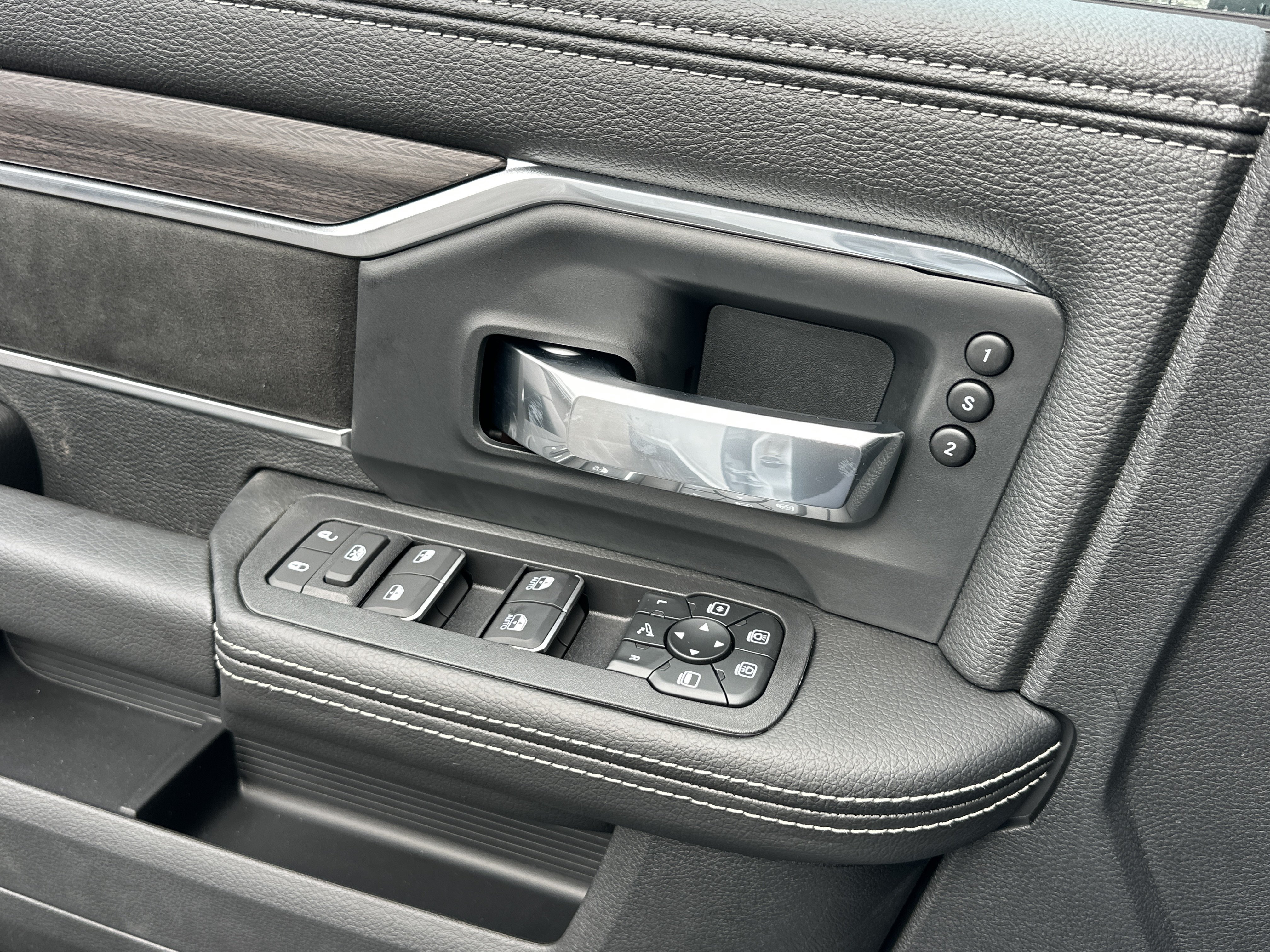 New 2027 RAM 3500 Laramie AWD/4WD image 14