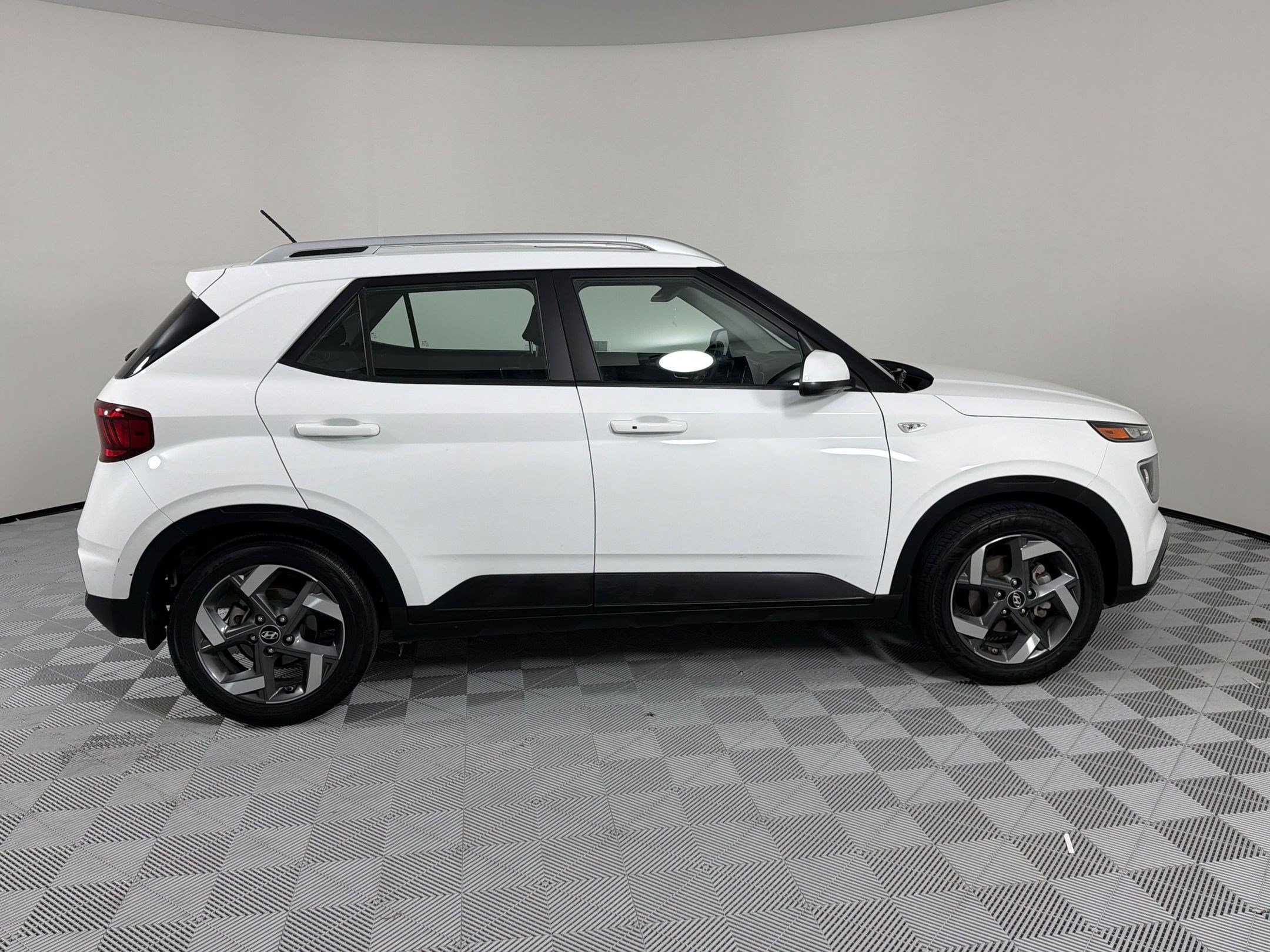 Used 2024 Hyundai Venue SEL FWD image 8
