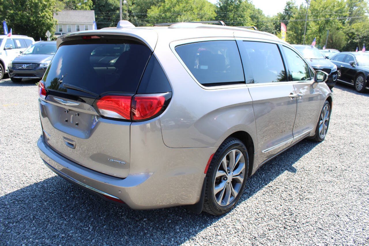 Used 2017 Chrysler Pacifica Limited FWD image 7