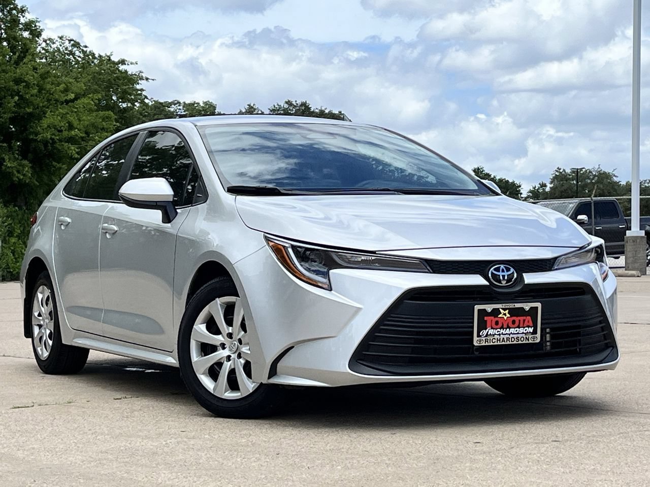 Used 2025 Toyota Corolla LE FWD image 2
