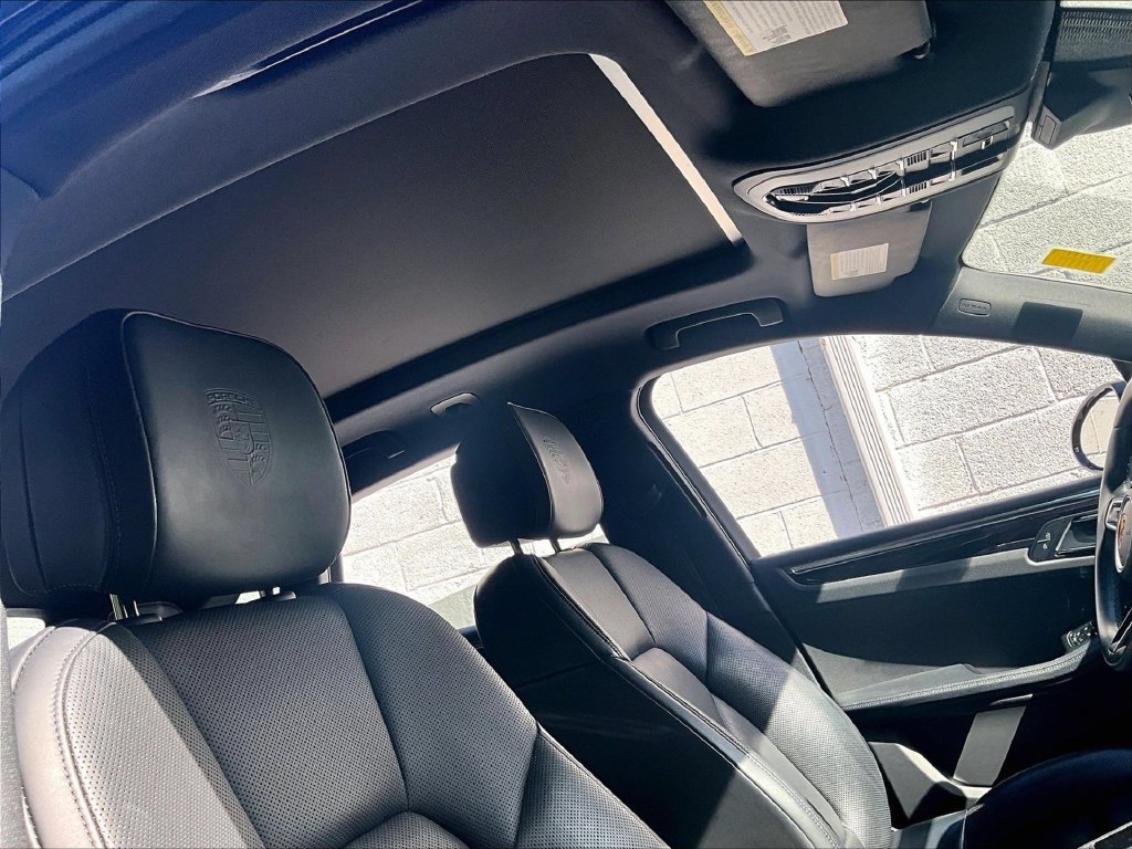 Certified 2023 Porsche Macan AWD/4WD image 27