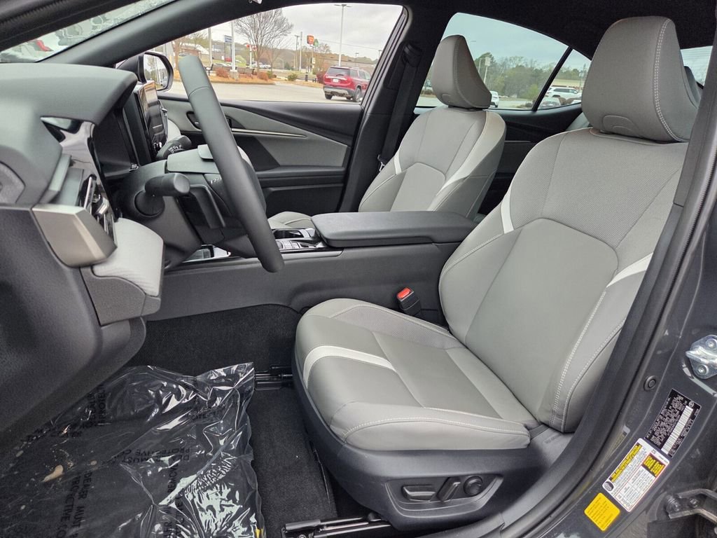 Used 2025 Toyota Camry SE image 5