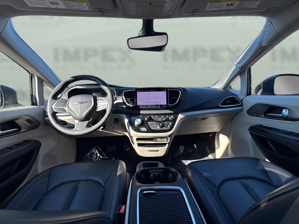 Used 2023 Chrysler Pacifica Touring-L FWD image 13