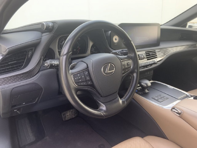 Used 2023 Lexus LS 500 w/ Accessory Package (Z2) RWD image 16