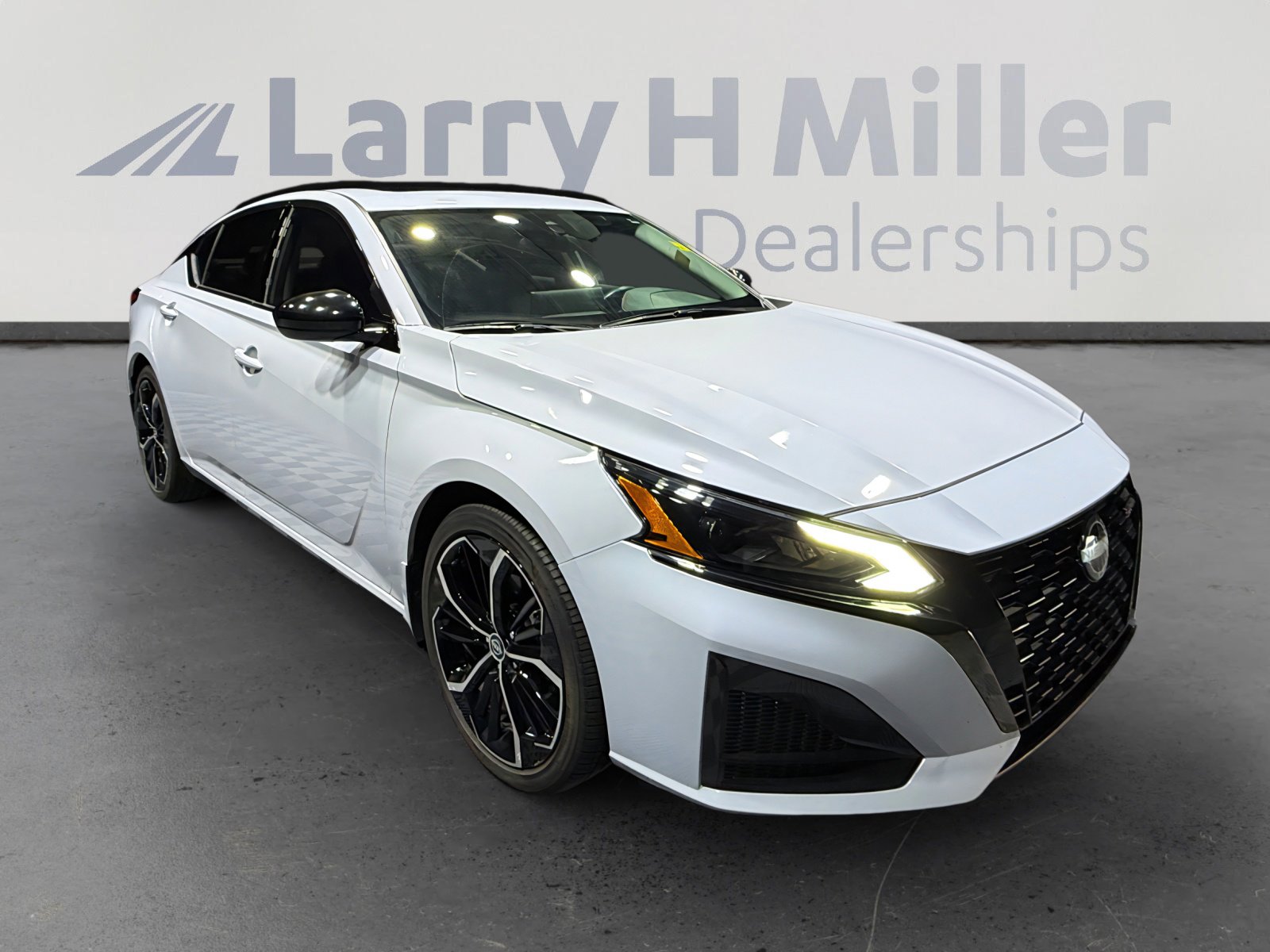 Certified 2023 Nissan Altima 2.5 SR w/ SR Premium Package FWD image 7