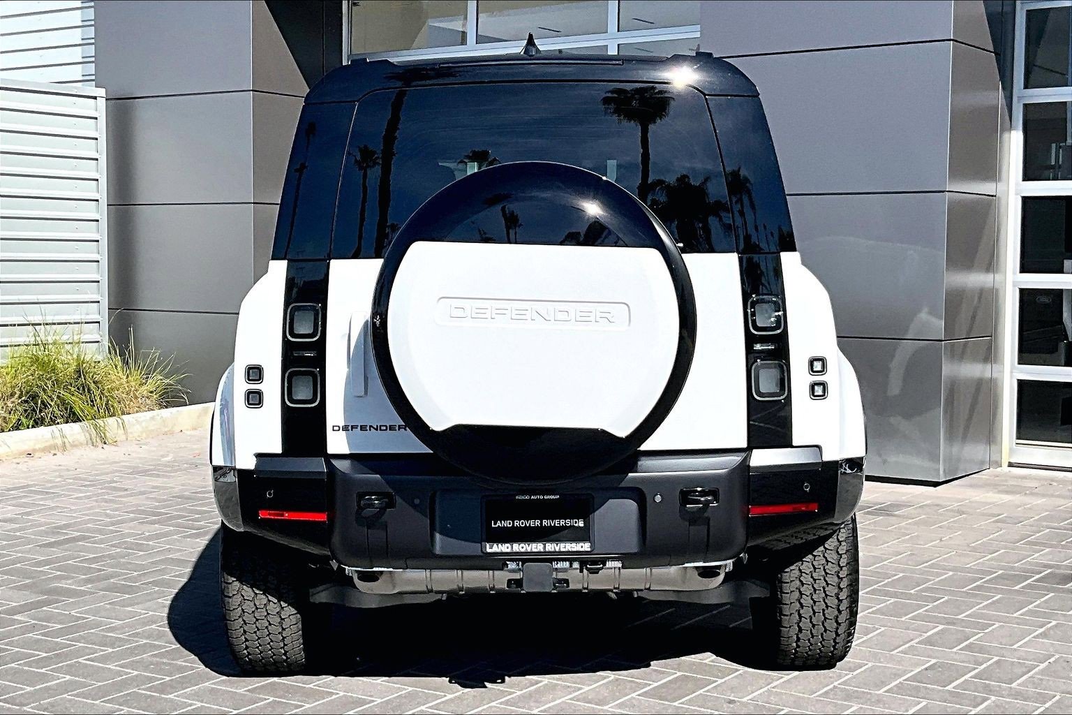 New 2026 Land Rover Defender 110 X-Dynamic SE image 4