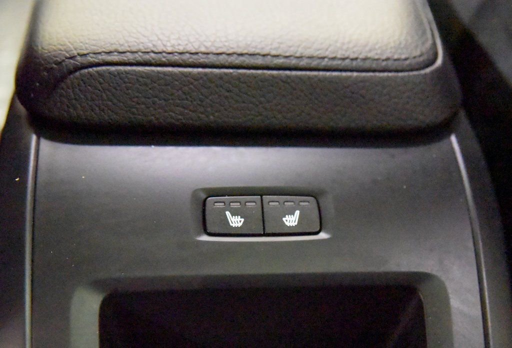 Used 2022 Volvo XC60 B5 Momentum w/ Climate Package image 31