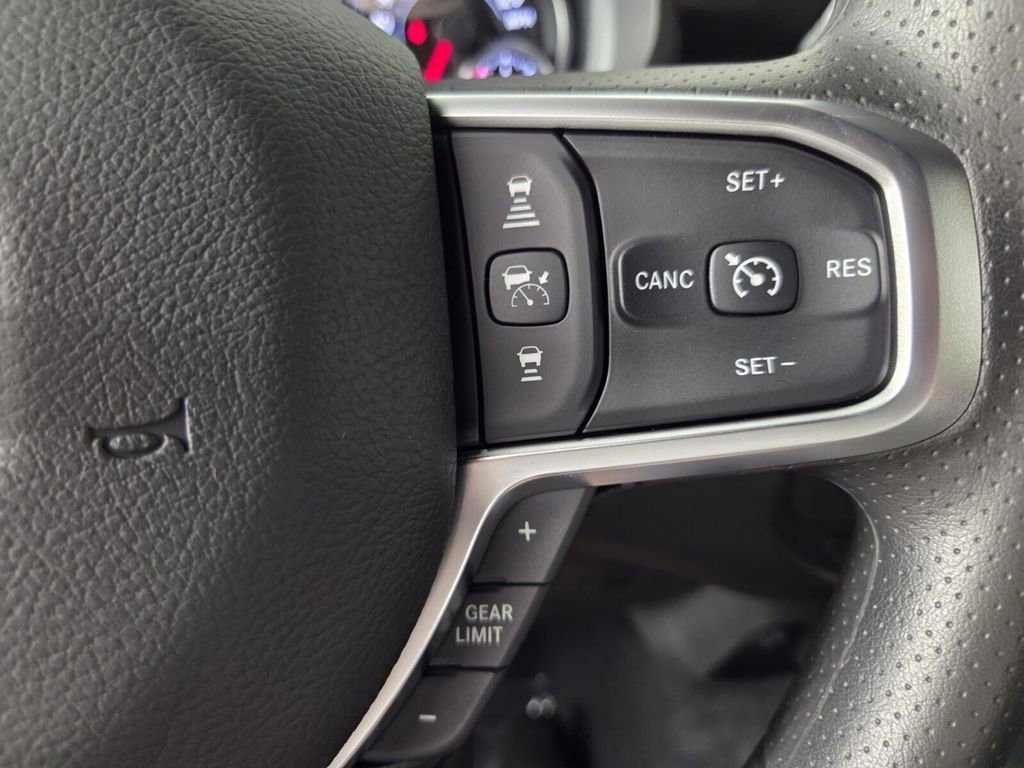 Used 2023 Chrysler Pacifica Touring-L FWD image 17