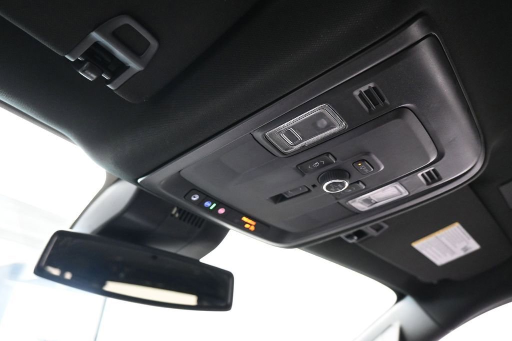 Used 2025 GMC Yukon XL Denali AWD/4WD image 29