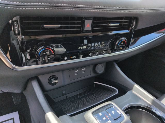 Used 2025 Nissan Rogue SL AWD/4WD image 17