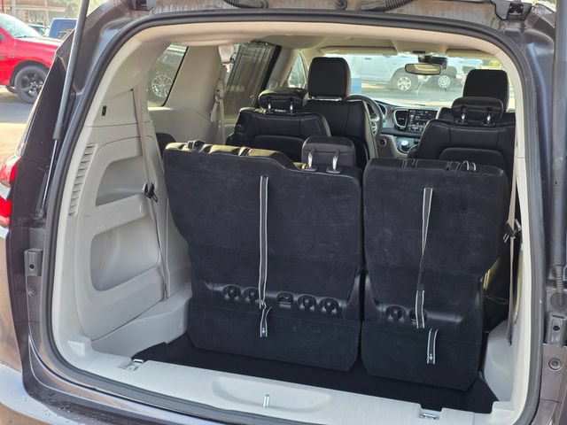 Used 2023 Chrysler Pacifica Touring-L FWD image 11