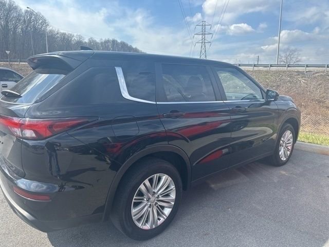 Used 2024 Mitsubishi Outlander ES image 13