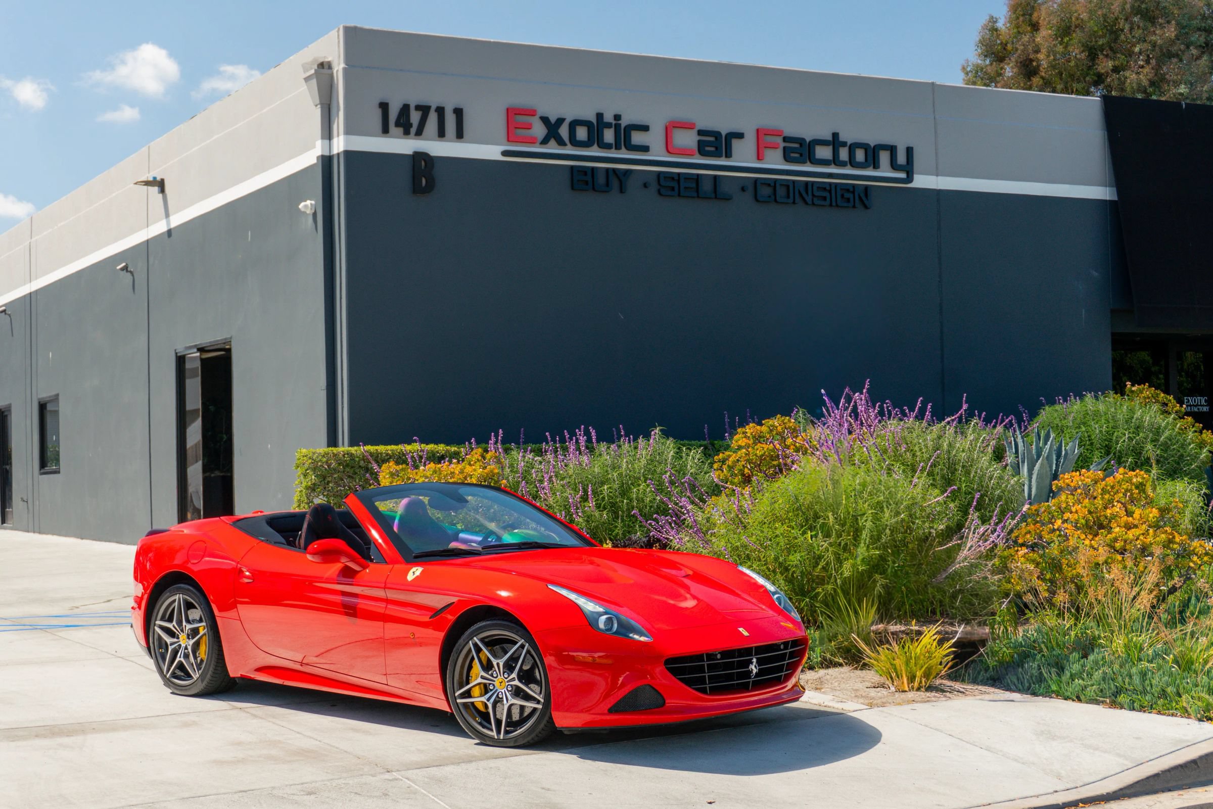 Used 2017 Ferrari California T RWD image 1