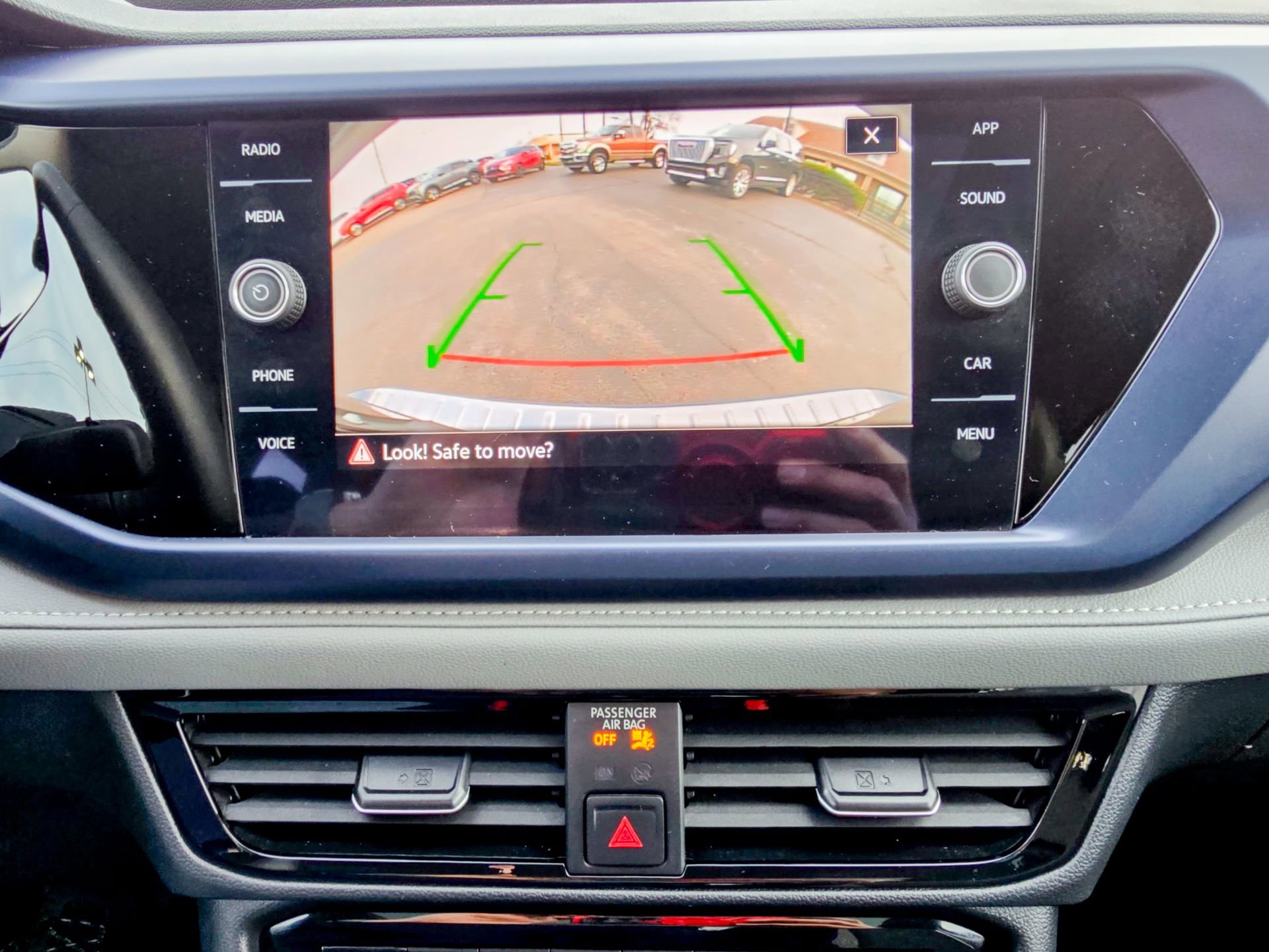 Used 2024 Volkswagen Taos SE w/ Panoramic Sunroof Package image 18