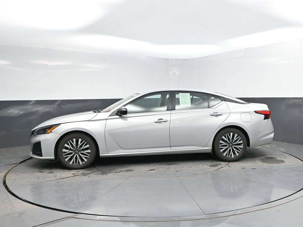 Used 2025 Nissan Altima 2.5 SV FWD image 4