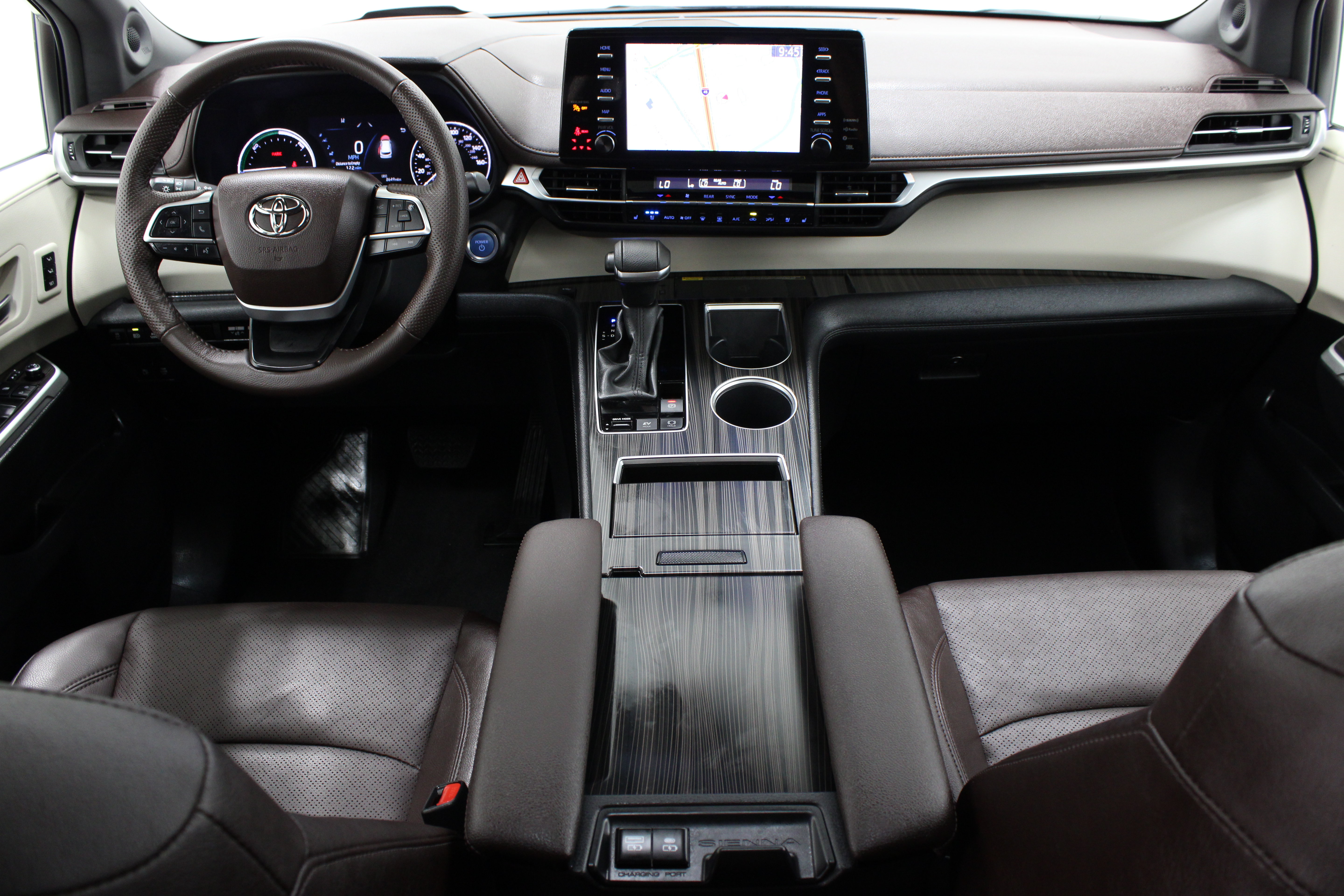 Used 2024 Toyota Sienna Platinum FWD image 34
