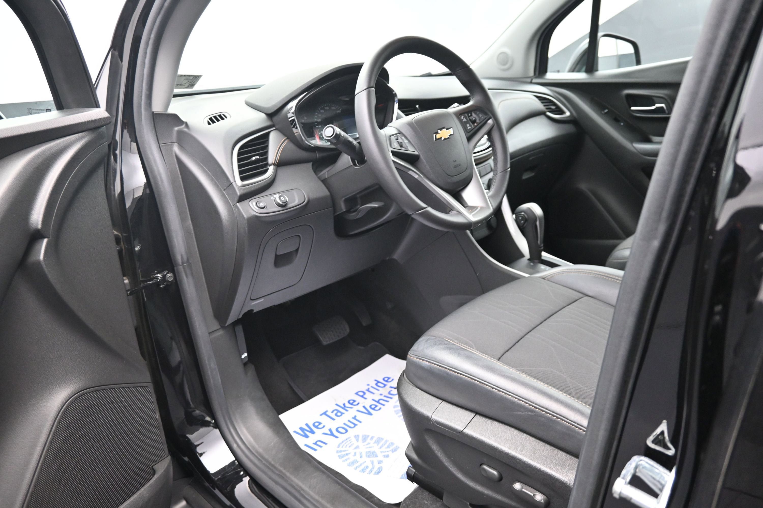 Used 2022 Chevrolet Trax LT w/ Midnight Edition AWD/4WD image 9