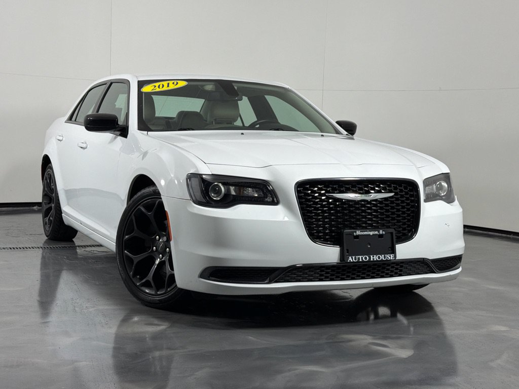 Used 2019 Chrysler 300 Touring w/ Sport Appearance Package RWD image 2