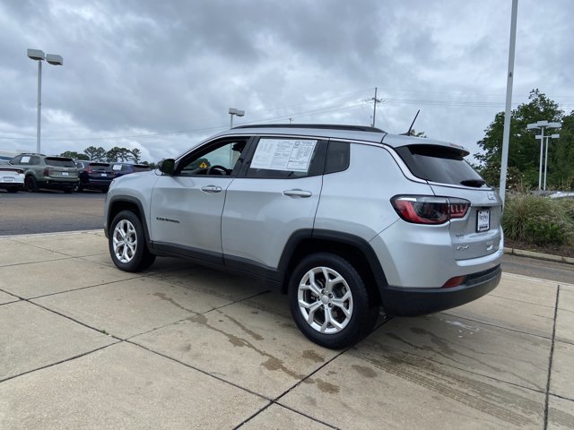 Used 2024 Jeep Compass Latitude AWD/4WD image 8