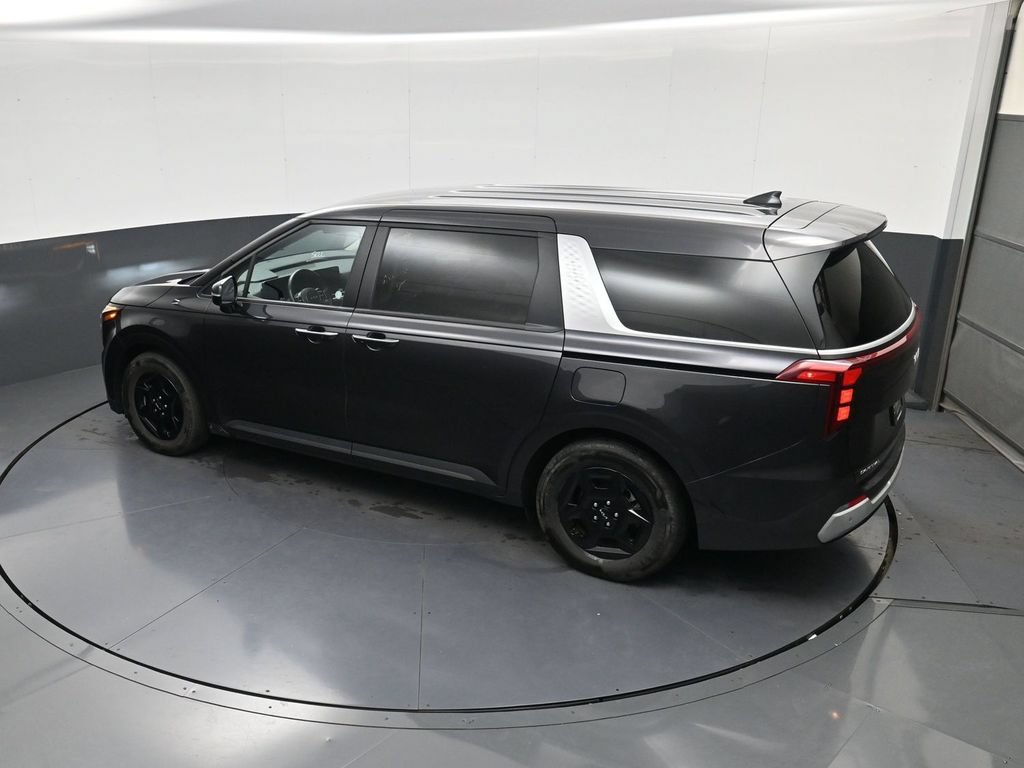 Used 2025 Kia Carnival FWD image 32