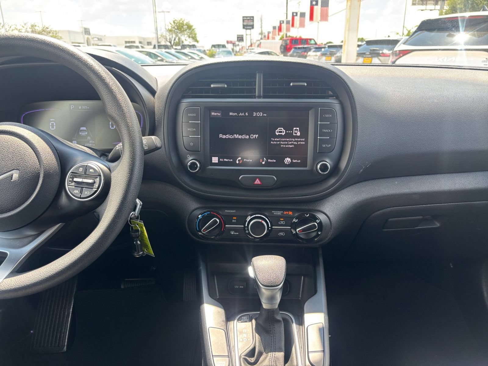 Used 2025 Kia Soul LX w/ LX Technology Package FWD image 17