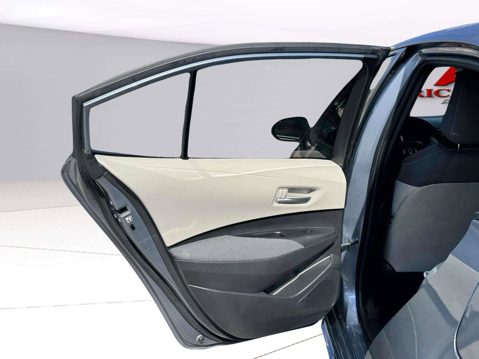Used 2021 Toyota Corolla LE FWD image 31