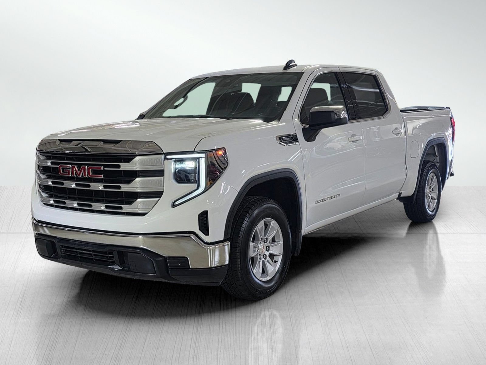 Used 2024 GMC Sierra 1500 SLE RWD image 3