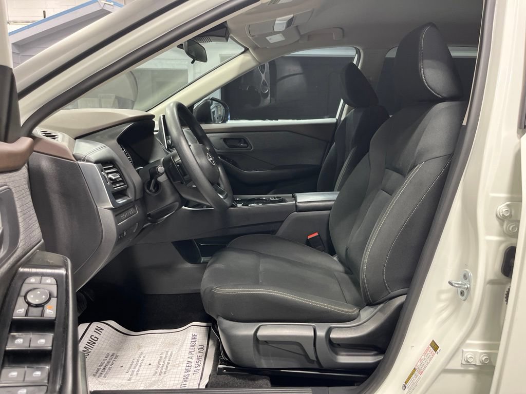 Used 2023 Nissan Rogue S AWD/4WD image 10