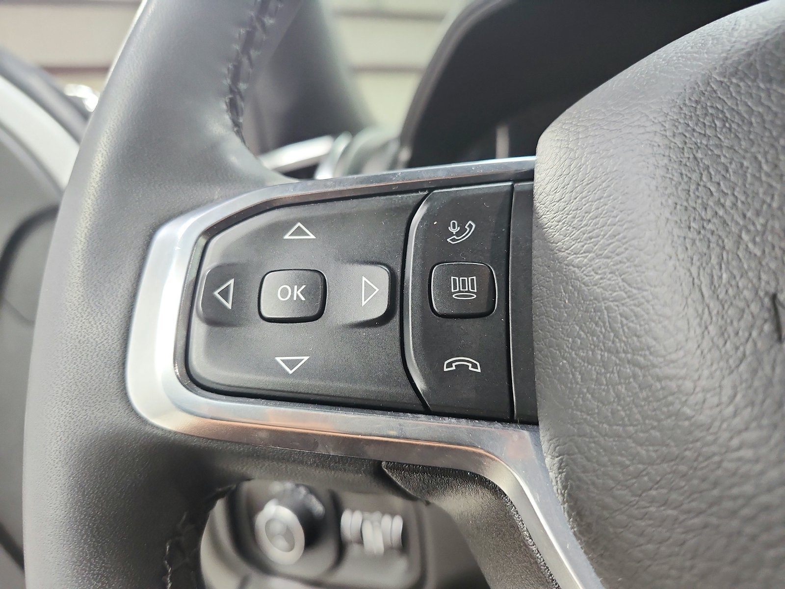 Used 2025 RAM 2500 Laramie AWD/4WD image 24