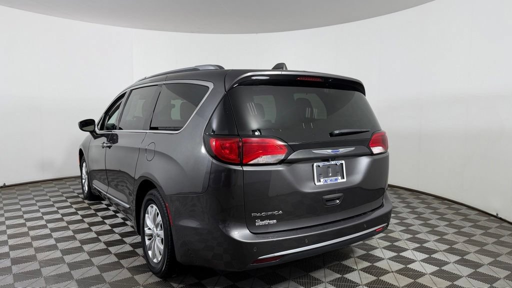 Used 2018 Chrysler Pacifica Touring-L w/ Premium Audio Group FWD image 6