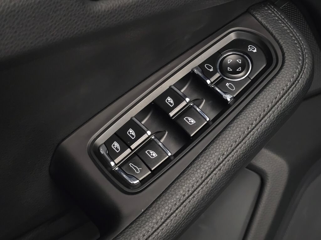 Certified 2023 Porsche Macan AWD/4WD image 36