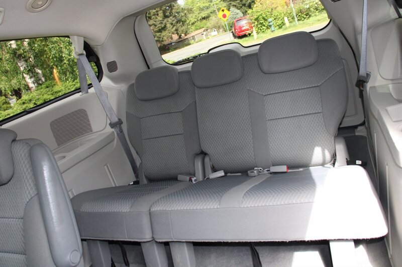 Used 2010 Chrysler Town & Country Touring FWD image 16